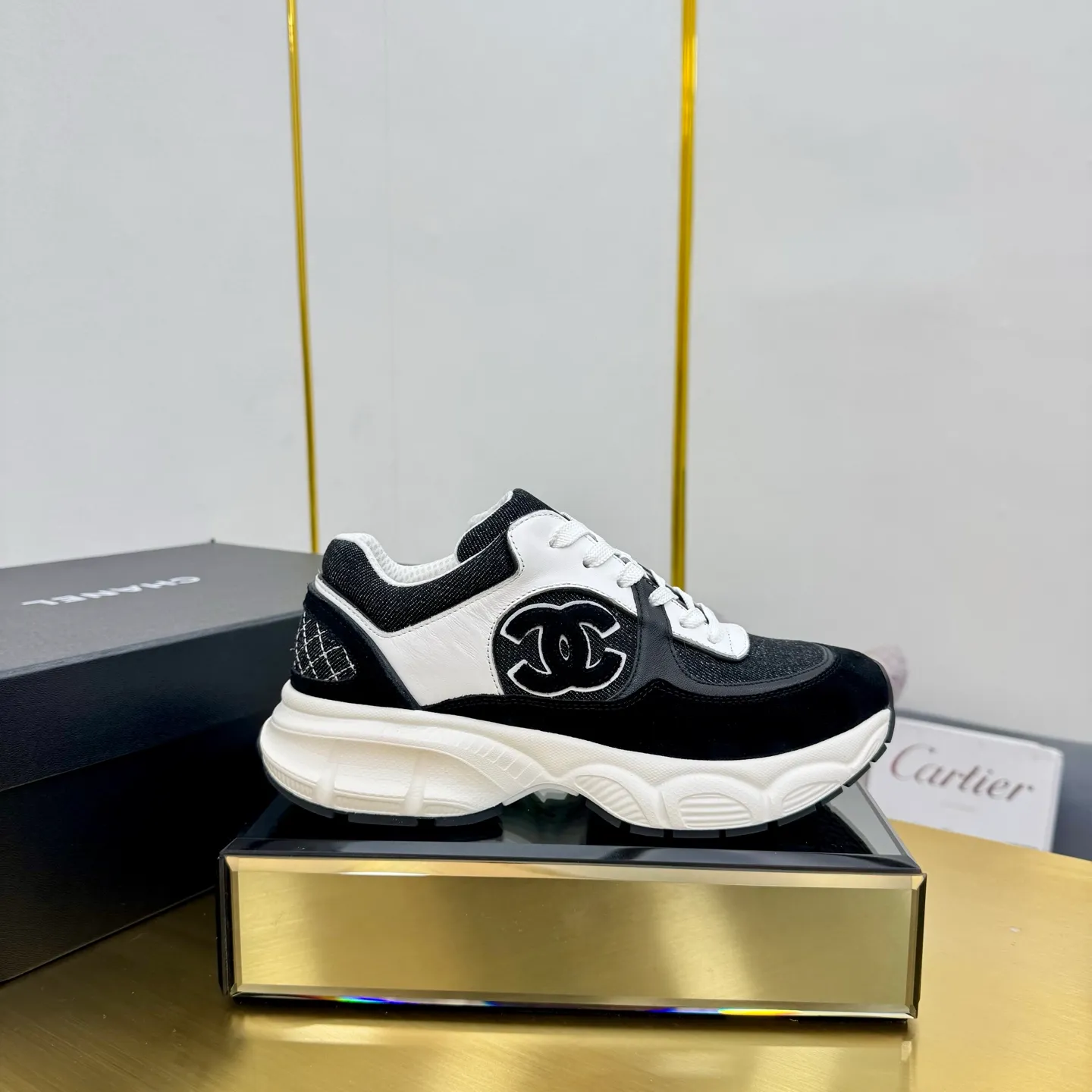 p700🐮🐮Upgraded version, upgraded version, upgraded version! No rebuttal accepted! ! ! ! Chanel Chanel dad shoes, couples' model for men and women - 2025 top casual sneakers in the counter. This classic design; the upper is electro-embroidered with various techniques; ❷The inner lining is made of: original Yangli + net ❸The outsole is based on: the original TPU combination outsole. The full set of boutique packaging for women 35–41